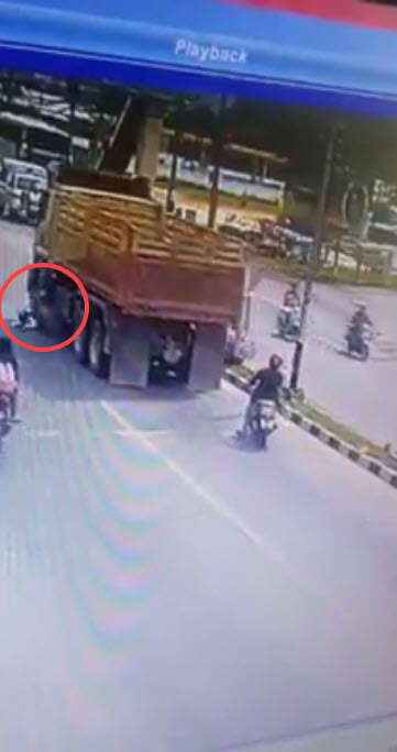 สิบล้อชนคนตาย สิบล้อชนคนตาย