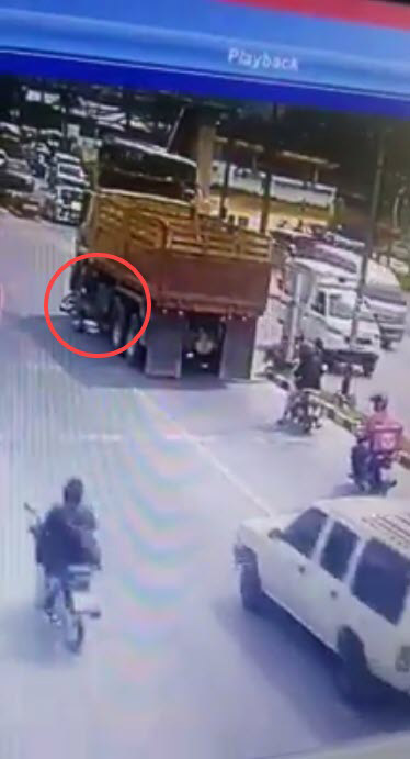 สิบล้อชนคนตาย สิบล้อชนคนตาย