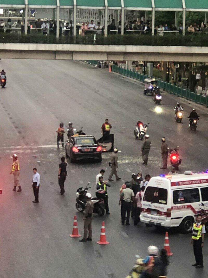 เคร้อยล้านเทงูเห่าหน้าเซ็นทรัลเวิลด์ เคร้อยล้านเทงูเห่าหน้าเซ็นทรัลเวิลด์