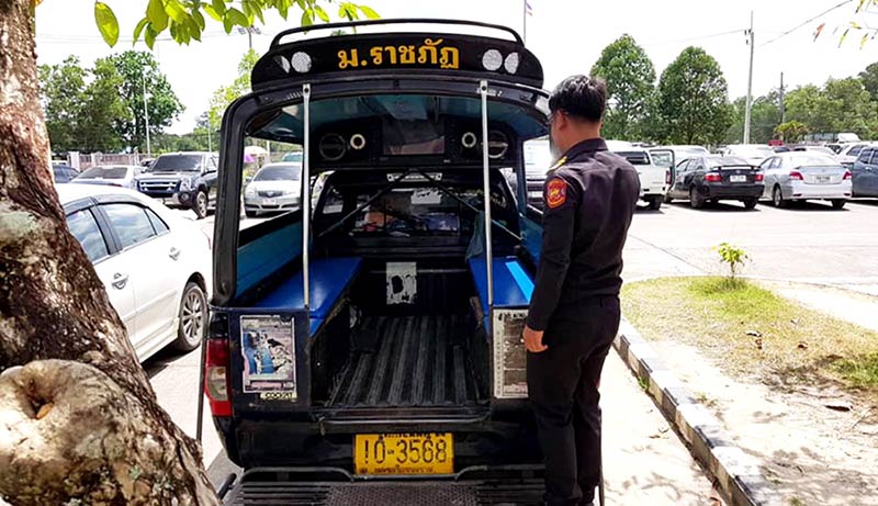 นักเรียนเต้นท้ายรถสองแถว นักเรียนเต้นท้ายรถสองแถว