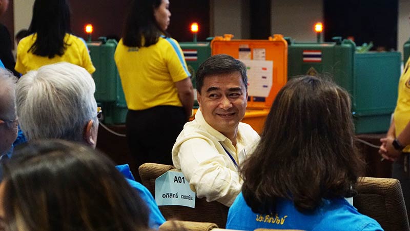 อภิสิทธิ์ เวชชาชีวะ อภิสิทธิ์ เวชชาชีวะ