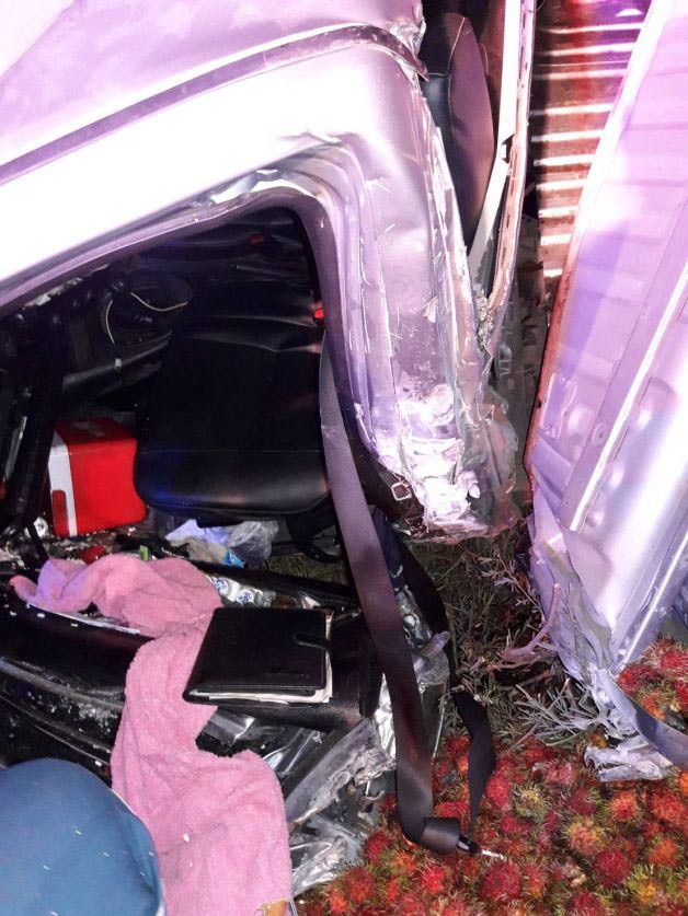 รถบรรทุกชนรถกระบะ รถบรรทุกชนรถกระบะ