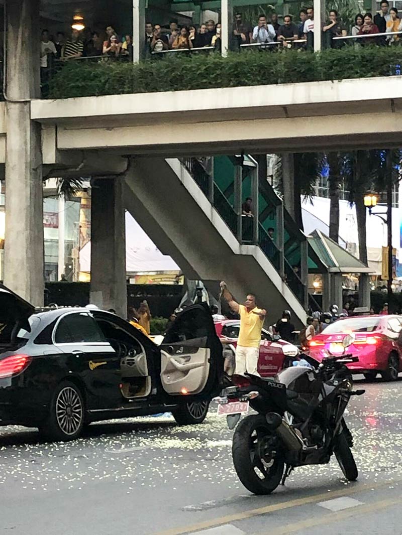 เคร้อยล้านเทงูเห่าหน้าเซ็นทรัลเวิลด์ เคร้อยล้านเทงูเห่าหน้าเซ็นทรัลเวิลด์