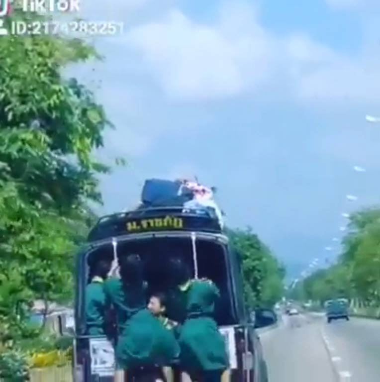 นักเรียนเต้นท้ายรถสองแถว นักเรียนเต้นท้ายรถสองแถว