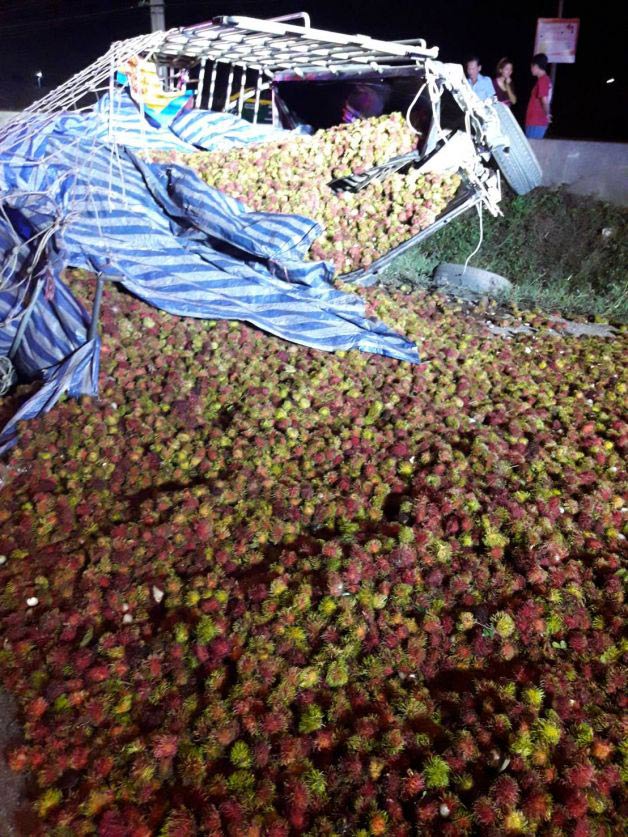 รถบรรทุกชนรถกระบะ รถบรรทุกชนรถกระบะ