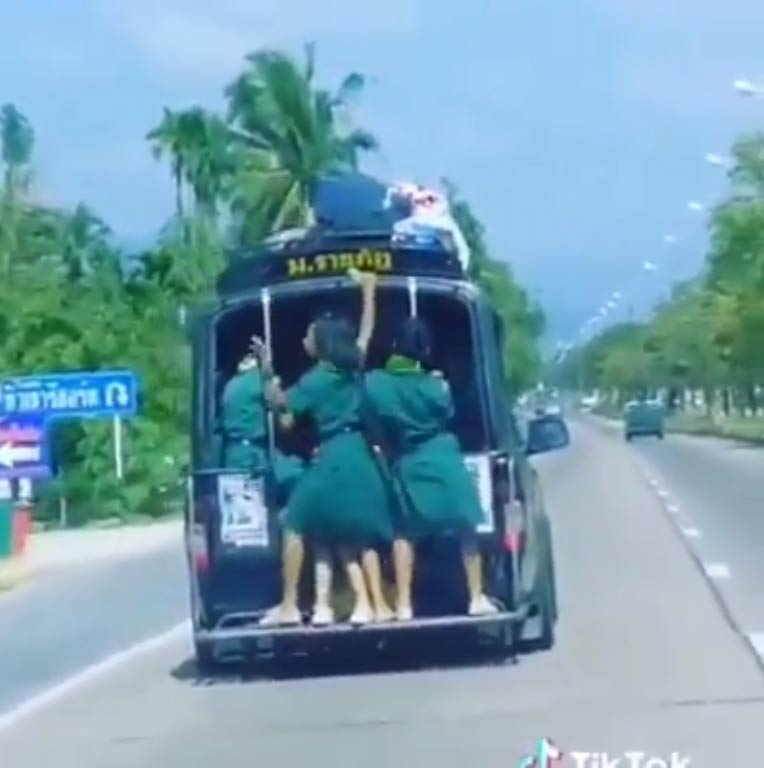 นักเรียนเต้นท้ายรถสองแถว นักเรียนเต้นท้ายรถสองแถว