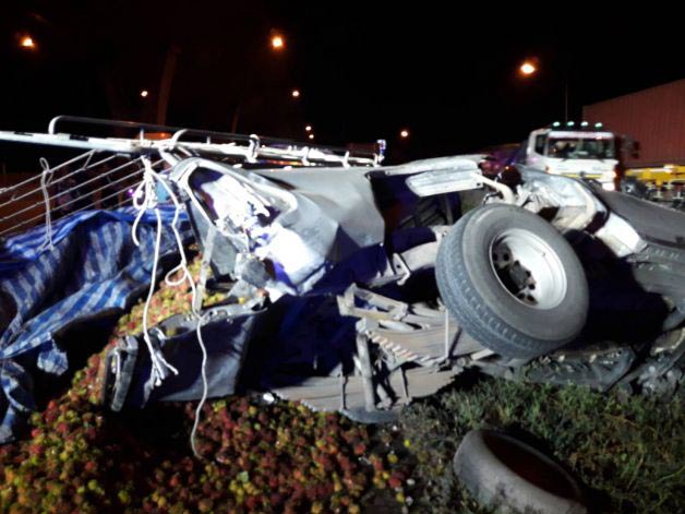 รถบรรทุกชนรถกระบะ รถบรรทุกชนรถกระบะ