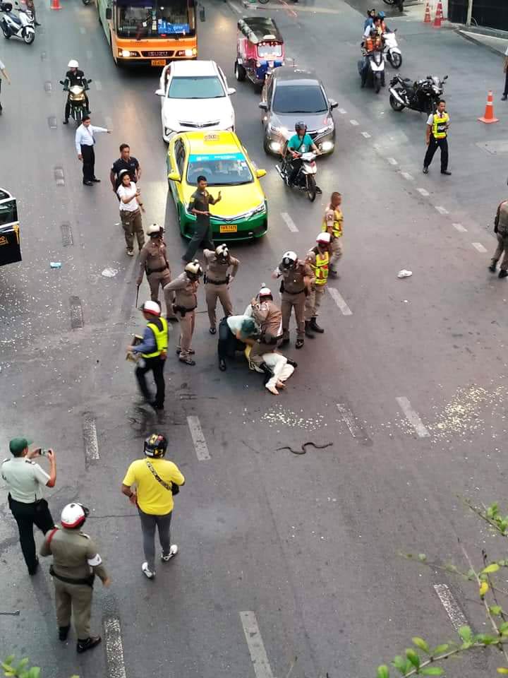 เคร้อยล้านเทงูเห่าหน้าเซ็นทรัลเวิลด์ เคร้อยล้านเทงูเห่าหน้าเซ็นทรัลเวิลด์