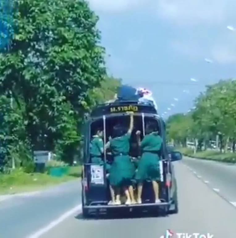 นักเรียนเต้นท้ายรถสองแถว นักเรียนเต้นท้ายรถสองแถว