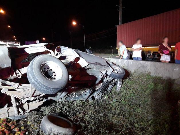 รถบรรทุกชนรถกระบะ รถบรรทุกชนรถกระบะ