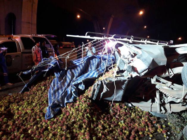 รถบรรทุกชนรถกระบะ รถบรรทุกชนรถกระบะ