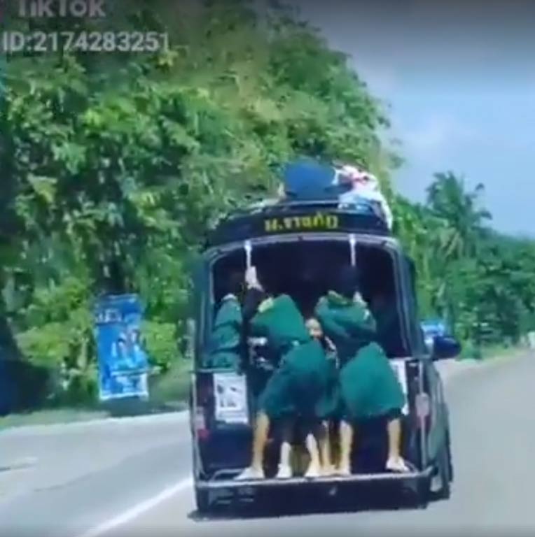 นักเรียนเต้นท้ายรถสองแถว นักเรียนเต้นท้ายรถสองแถว