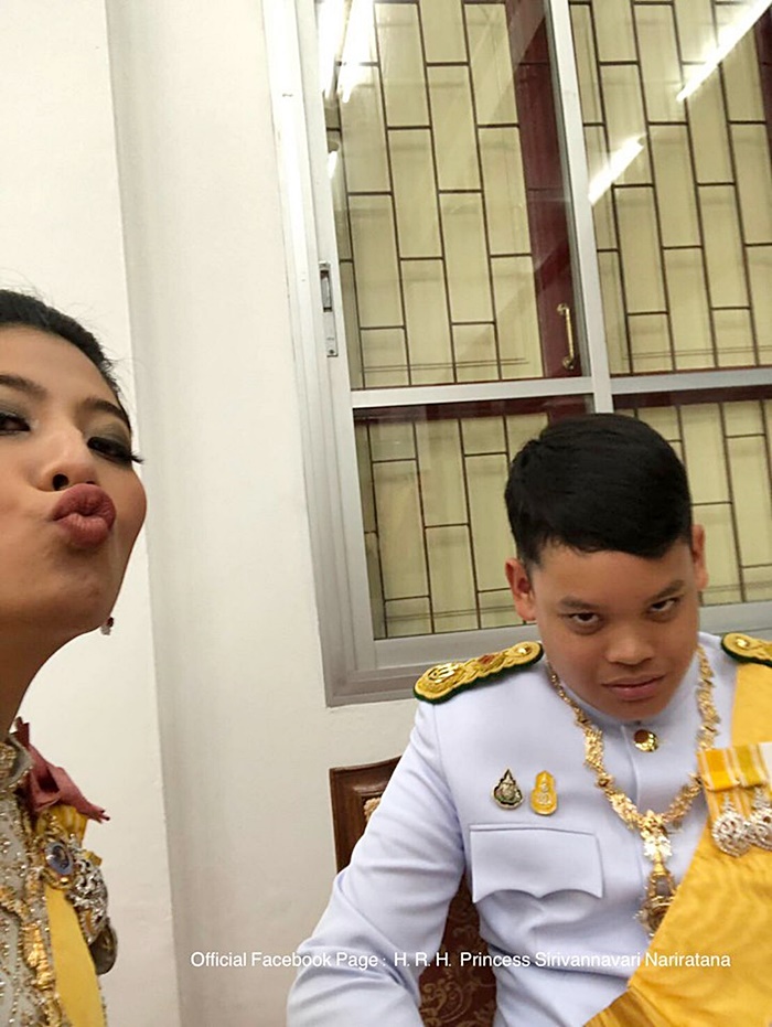 พระองค์หญิงฯ ทรงหยอกล้อกับ พระองค์ทีฯ พระองค์หญิงฯ ทรงหยอกล้อกับ พระองค์ทีฯ