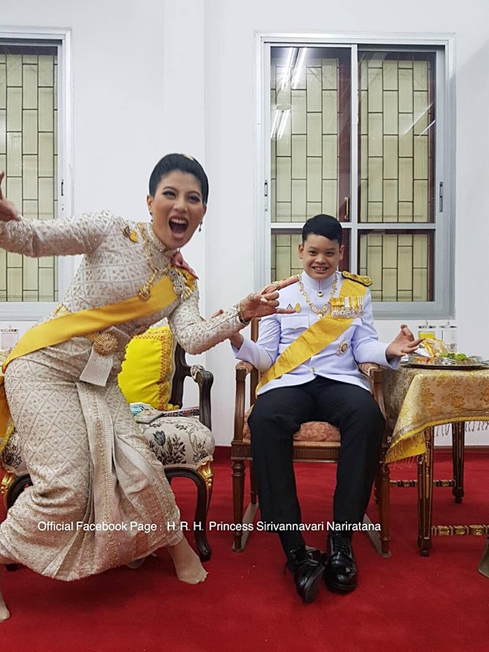 พระองค์หญิงฯ ทรงหยอกล้อกับ พระองค์ทีฯ พระองค์หญิงฯ ทรงหยอกล้อกับ พระองค์ทีฯ