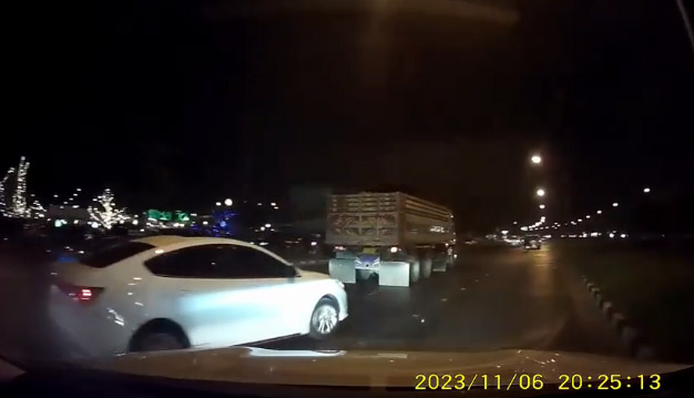 สิบล้อยิงรถเก๋ง สิบล้อยิงรถเก๋ง