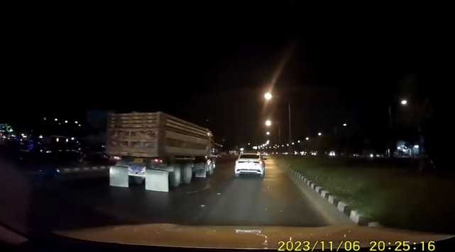 สิบล้อยิงรถเก๋ง สิบล้อยิงรถเก๋ง