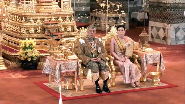 พระบาทสมเด็จพระเจ้าอยู่หัว รัชกาลที่ 10 และ พระบรมราชินี พระบาทสมเด็จพระเจ้าอยู่หัว รัชกาลที่ 10 และ พระบรมราชินี