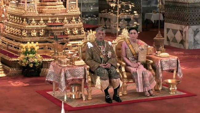 พระบาทสมเด็จพระเจ้าอยู่หัว และ พระบรมราชินี  พระบาทสมเด็จพระเจ้าอยู่หัว และ พระบรมราชินี