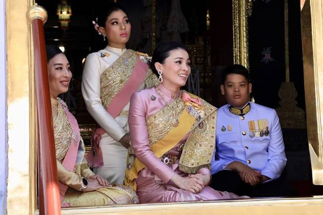พระบรมราชินี - พระองค์หญิง - พระองค์เจ้าทีปังกร พระบรมราชินี - พระองค์หญิง - พระองค์เจ้าทีปังกร