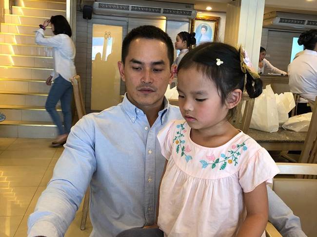 พ่อสงกรานต์ หอมหัว น้องปีใหม่ พ่อสงกรานต์ หอมหัว น้องปีใหม่