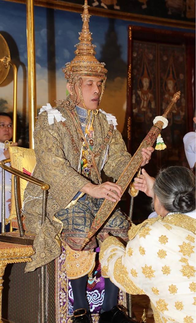 พระบาทสมเด็จพระเจ้าอยู่หัว ร.10 ในพระราชพิธีบรมราชาภิเษก พระบาทสมเด็จพระเจ้าอยู่หัว ร.10 ในพระราชพิธีบรมราชาภิเษก