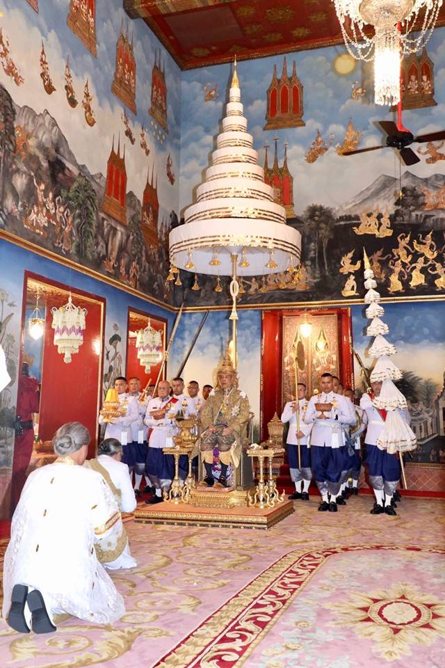 พระบาทสมเด็จพระเจ้าอยู่หัว ร.10 ในพระราชพิธีบรมราชาภิเษก พระบาทสมเด็จพระเจ้าอยู่หัว ร.10 ในพระราชพิธีบรมราชาภิเษก
