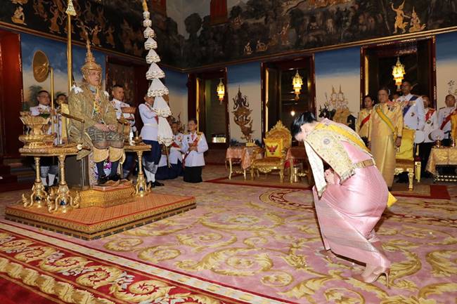 พระบาทสมเด็จพระเจ้าอยู่หัว ร.10 ในพระราชพิธีบรมราชาภิเษก พระบาทสมเด็จพระเจ้าอยู่หัว ร.10 ในพระราชพิธีบรมราชาภิเษก