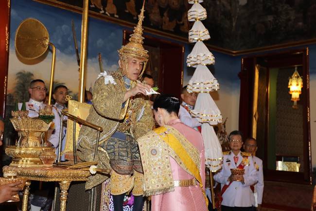 พระบาทสมเด็จพระเจ้าอยู่หัว ร.10 ในพระราชพิธีบรมราชาภิเษก พระบาทสมเด็จพระเจ้าอยู่หัว ร.10 ในพระราชพิธีบรมราชาภิเษก
