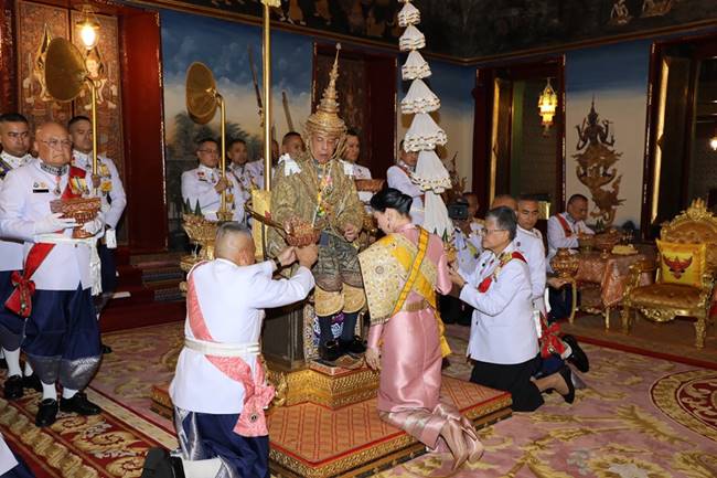 พระบาทสมเด็จพระเจ้าอยู่หัว ร.10 ในพระราชพิธีบรมราชาภิเษก พระบาทสมเด็จพระเจ้าอยู่หัว ร.10 ในพระราชพิธีบรมราชาภิเษก