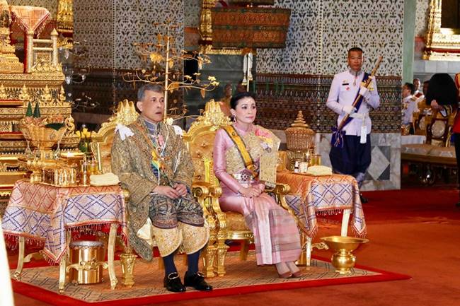 พระบาทสมเด็จพระเจ้าอยู่หัว ร.10 ในพระราชพิธีบรมราชาภิเษก พระบาทสมเด็จพระเจ้าอยู่หัว ร.10 ในพระราชพิธีบรมราชาภิเษก