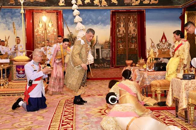 พระบาทสมเด็จพระเจ้าอยู่หัว ร.10 ในพระราชพิธีบรมราชาภิเษก  พระบาทสมเด็จพระเจ้าอยู่หัว ร.10 ในพระราชพิธีบรมราชาภิเษก