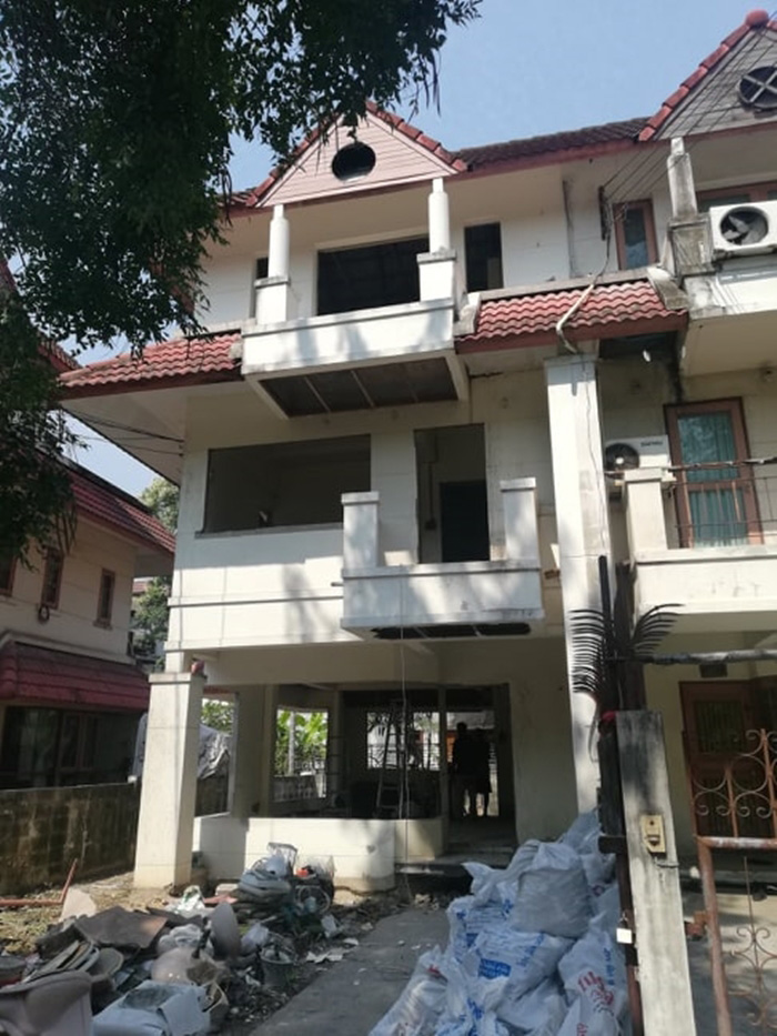 รีโนเวททาวน์เฮ้าส์เก่า 3 ชั้น รีโนเวททาวน์เฮ้าส์เก่า 3 ชั้น