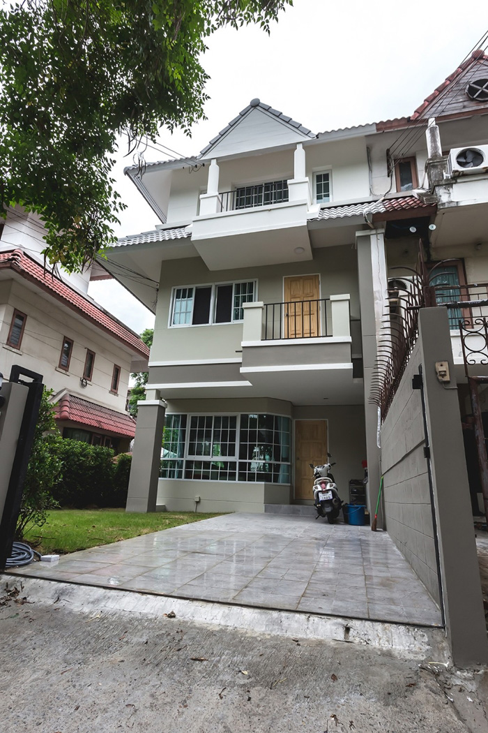 รีโนเวททาวน์เฮ้าส์เก่า 3 ชั้น รีโนเวททาวน์เฮ้าส์เก่า 3 ชั้น