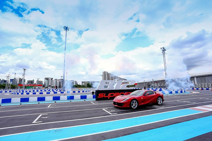 รถ Ferrari 812 SuperFast รถ Ferrari 812 SuperFast