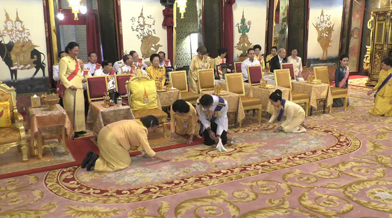 พระบรมวงศานุวงศ์ทรงเก็บดอกพิกุลเงิน พระบรมวงศานุวงศ์ทรงเก็บดอกพิกุลเงิน