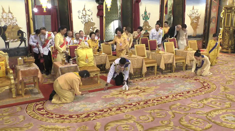 พระบรมวงศานุวงศ์ทรงเก็บดอกพิกุลเงิน พระบรมวงศานุวงศ์ทรงเก็บดอกพิกุลเงิน