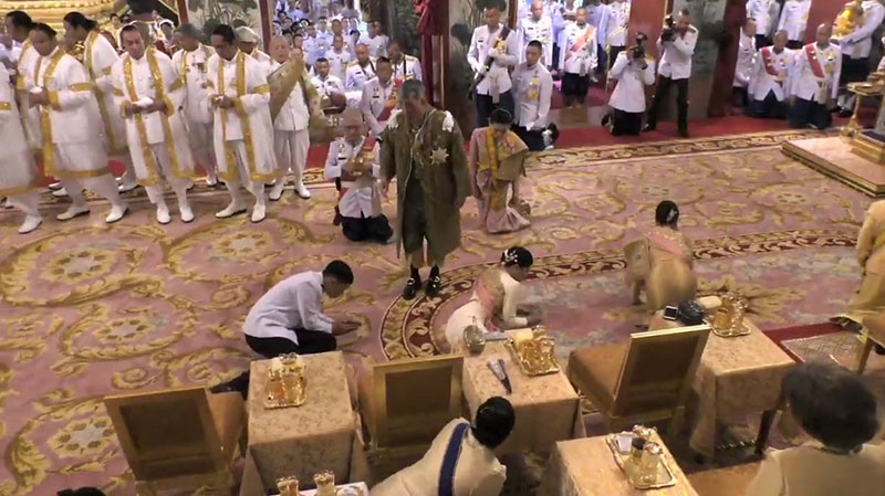 พระบรมวงศานุวงศ์ทรงเก็บดอกพิกุลเงิน พระบรมวงศานุวงศ์ทรงเก็บดอกพิกุลเงิน