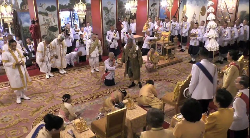 พระบรมวงศานุวงศ์ทรงเก็บดอกพิกุลเงิน พระบรมวงศานุวงศ์ทรงเก็บดอกพิกุลเงิน