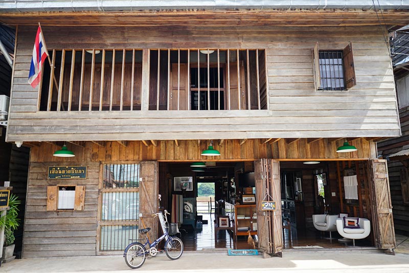 โรงแรม โฮสต์เทล ยังคงใช้ไม้เป็นส่วนประกอบของตัวอาคาร