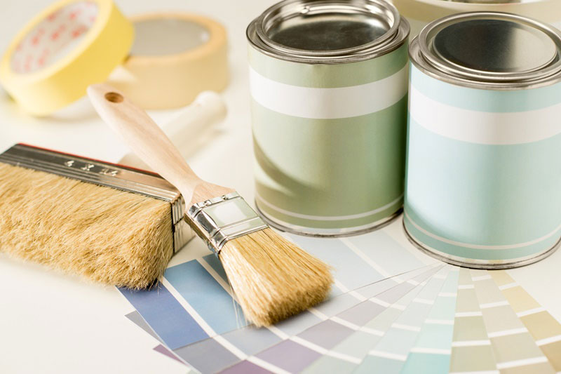 แปรงและกระป๋องสีทาผนัง แปรงและกระป๋องสีทาผนัง