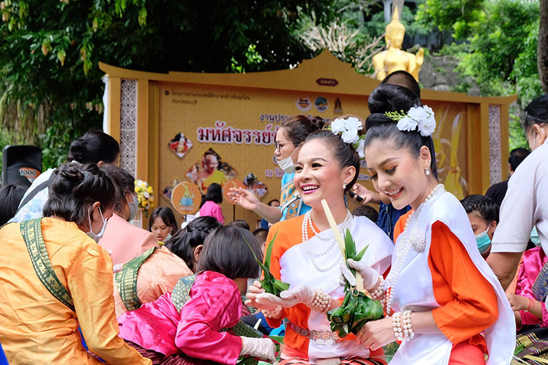 ตักบาตรข้าวต้มลูกโยน 2563 ตักบาตรข้าวต้มลูกโยน 2563