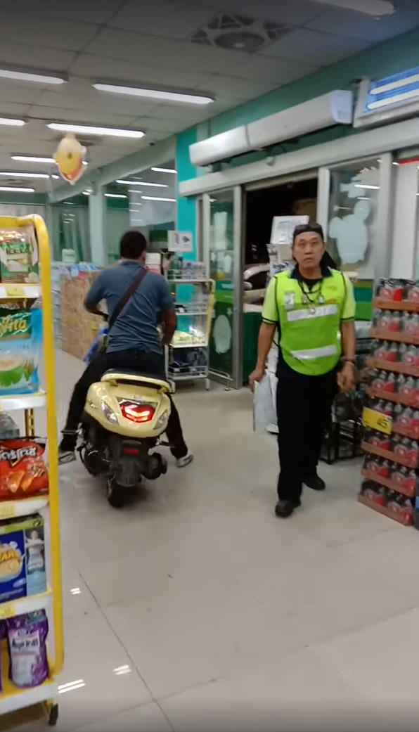 ขี่รถเข้าโลตัส ขี่รถเข้าโลตัส