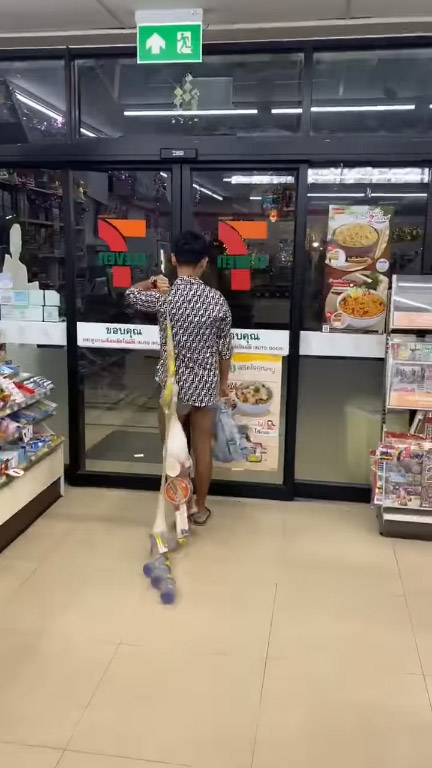 ขนเพชร บ้าจี้ ถอดกางเกงกลางเซเว่น ขนเพชร บ้าจี้ ถอดกางเกงกลางเซเว่น