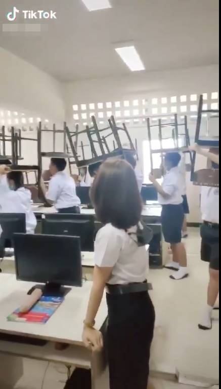 ครูฝึกสอนทำโทษนักเรียน แบกเก้าอี้สควอต ครูฝึกสอนทำโทษนักเรียน แบกเก้าอี้สควอต