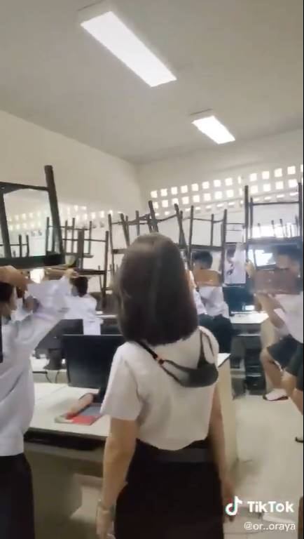 ครูฝึกสอนทำโทษนักเรียน แบกเก้าอี้สควอต ครูฝึกสอนทำโทษนักเรียน แบกเก้าอี้สควอต