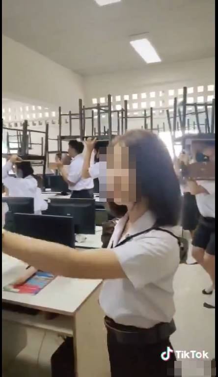 ครูฝึกสอนทำโทษนักเรียน แบกเก้าอี้สควอต ครูฝึกสอนทำโทษนักเรียน แบกเก้าอี้สควอต