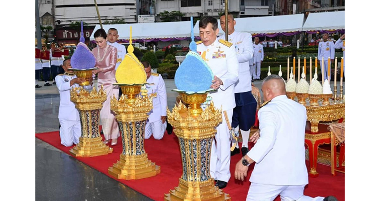 ในหลวง พระราชินี ในหลวง พระราชินี
