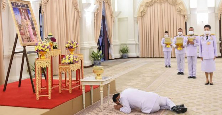 ในหลวง ร.10 พระราชทาน หน้ากากผ้าฝีพระหัตถ์ พระราชินี แก่นายกฯ - ทีมแพทย์ ในหลวง ร.10 พระราชทาน หน้ากากผ้าฝีพระหัตถ์ พระราชินี แก่นายกฯ - ทีมแพทย์
