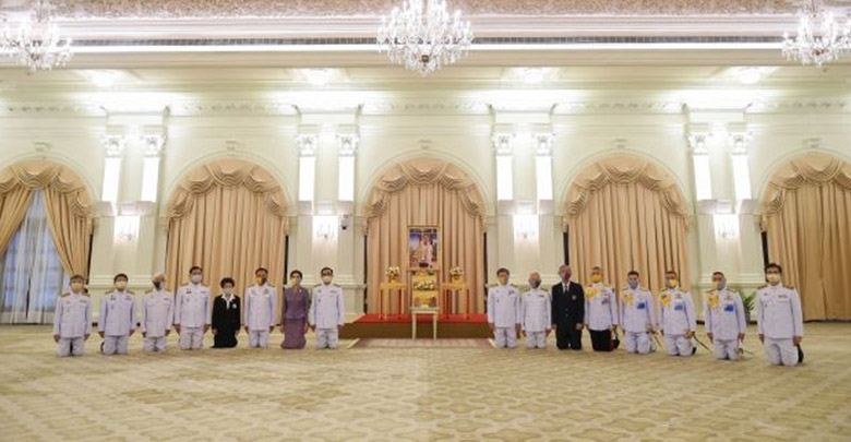 ในหลวง ร.10 พระราชทาน หน้ากากผ้าฝีพระหัตถ์ พระราชินี แก่นายกฯ - ทีมแพทย์ ในหลวง ร.10 พระราชทาน หน้ากากผ้าฝีพระหัตถ์ พระราชินี แก่นายกฯ - ทีมแพทย์
