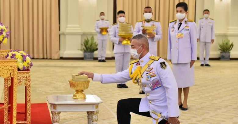 ในหลวง ร.10 พระราชทาน หน้ากากผ้าฝีพระหัตถ์ พระราชินี แก่นายกฯ - ทีมแพทย์ ในหลวง ร.10 พระราชทาน หน้ากากผ้าฝีพระหัตถ์ พระราชินี แก่นายกฯ - ทีมแพทย์